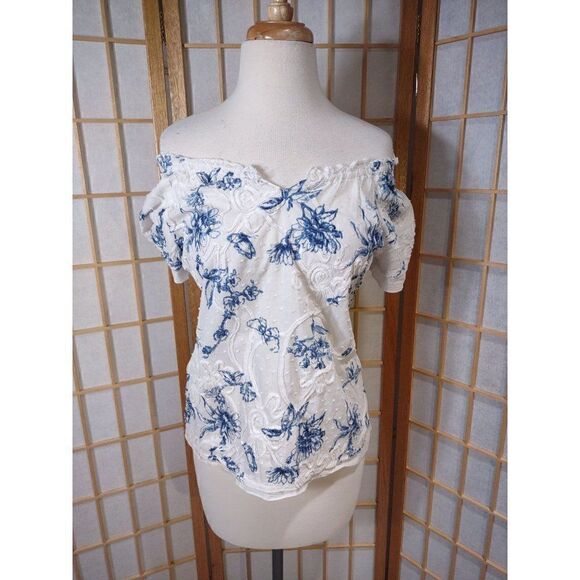 Lemon Grass Sm Embroidered Top - Picture 9 of 16